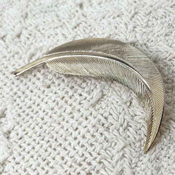 Vintage Gold Tone Leaf Brooch Pin Long Curved Fall Autumn - Picture 1 of 5